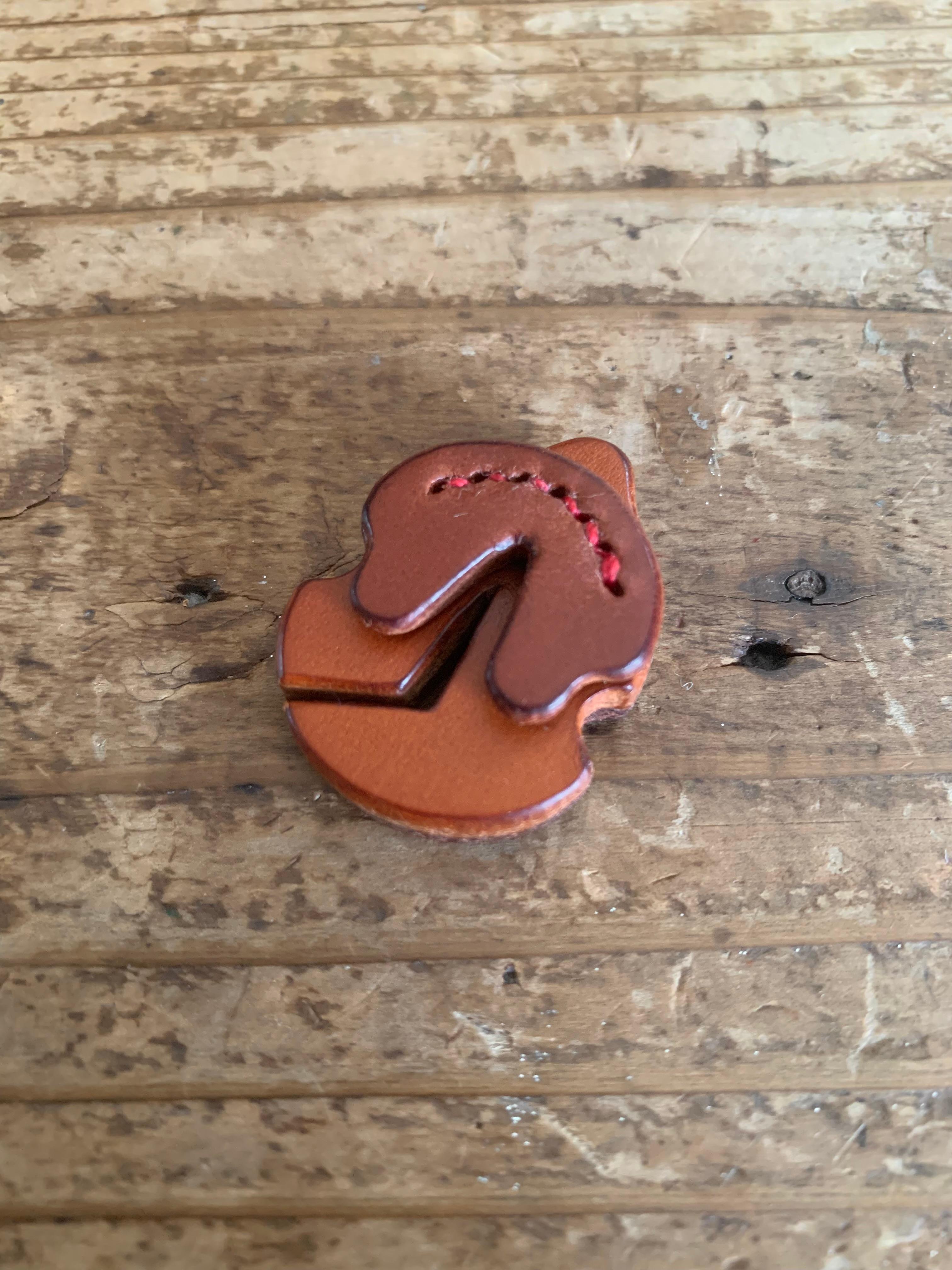 手縫いで創ったチェロ用 革製ミュート『M for Violoncello - TP.60 Topolino 561』1枚目の画像