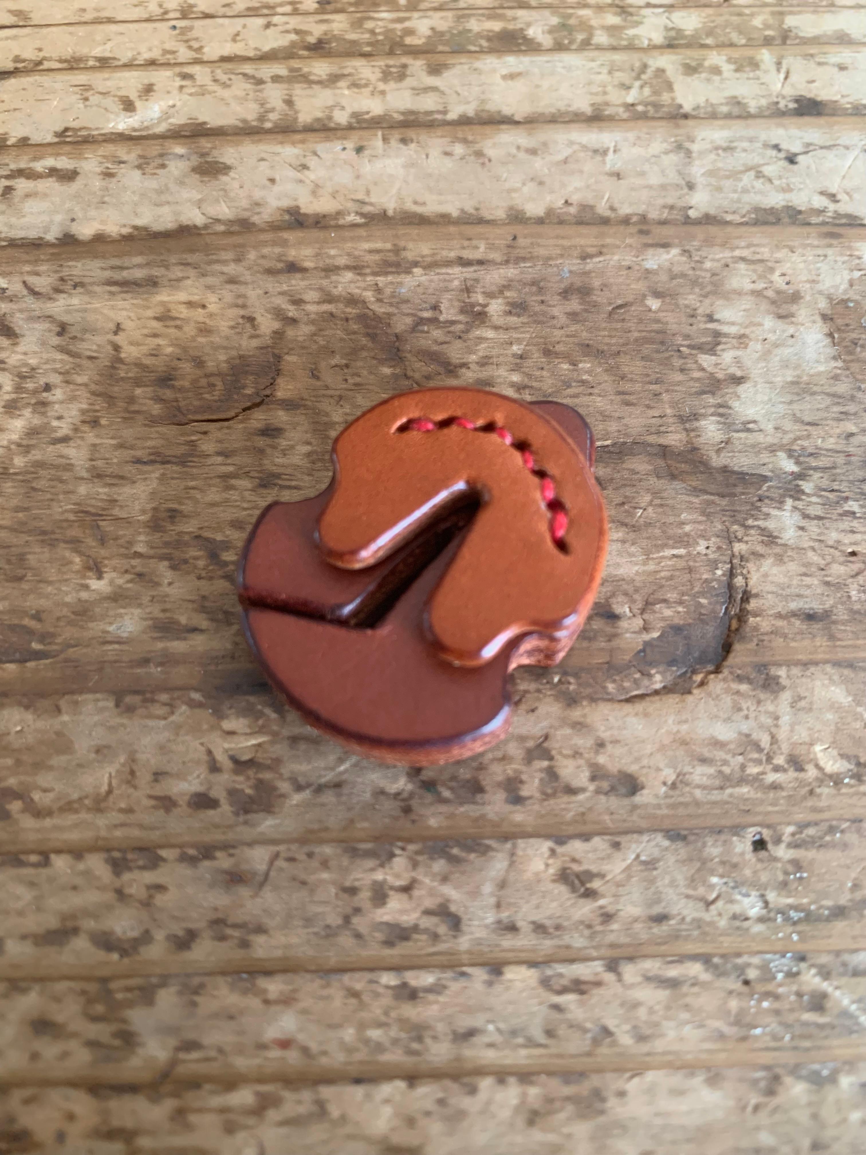 手縫いで創ったチェロ用 革製ミュート『M for Violoncello - TP.61 Topolino562』1枚目の画像