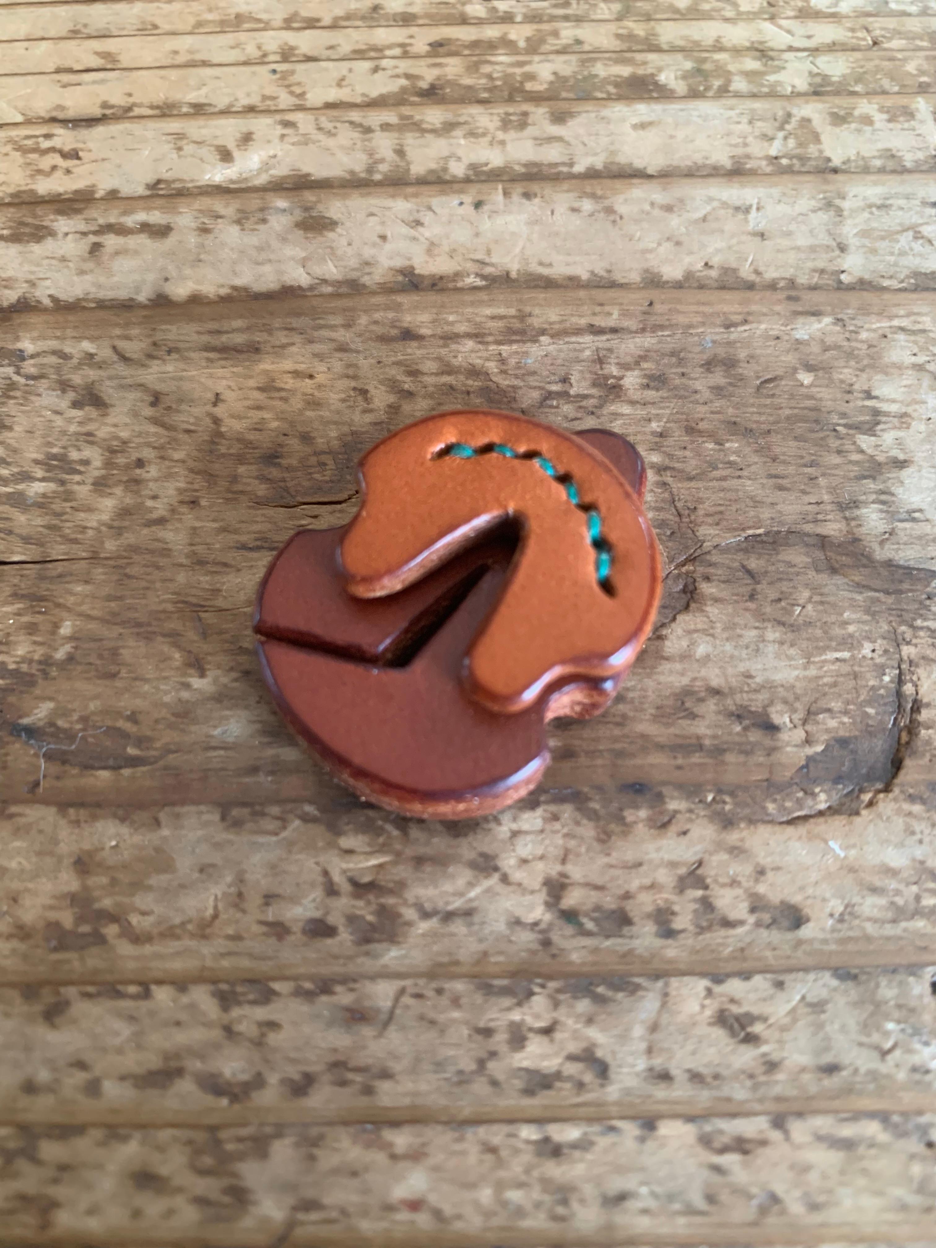 手縫いで創ったチェロ用 革製ミュート『M for Violoncello - TP.62 Topolino 563』1枚目の画像