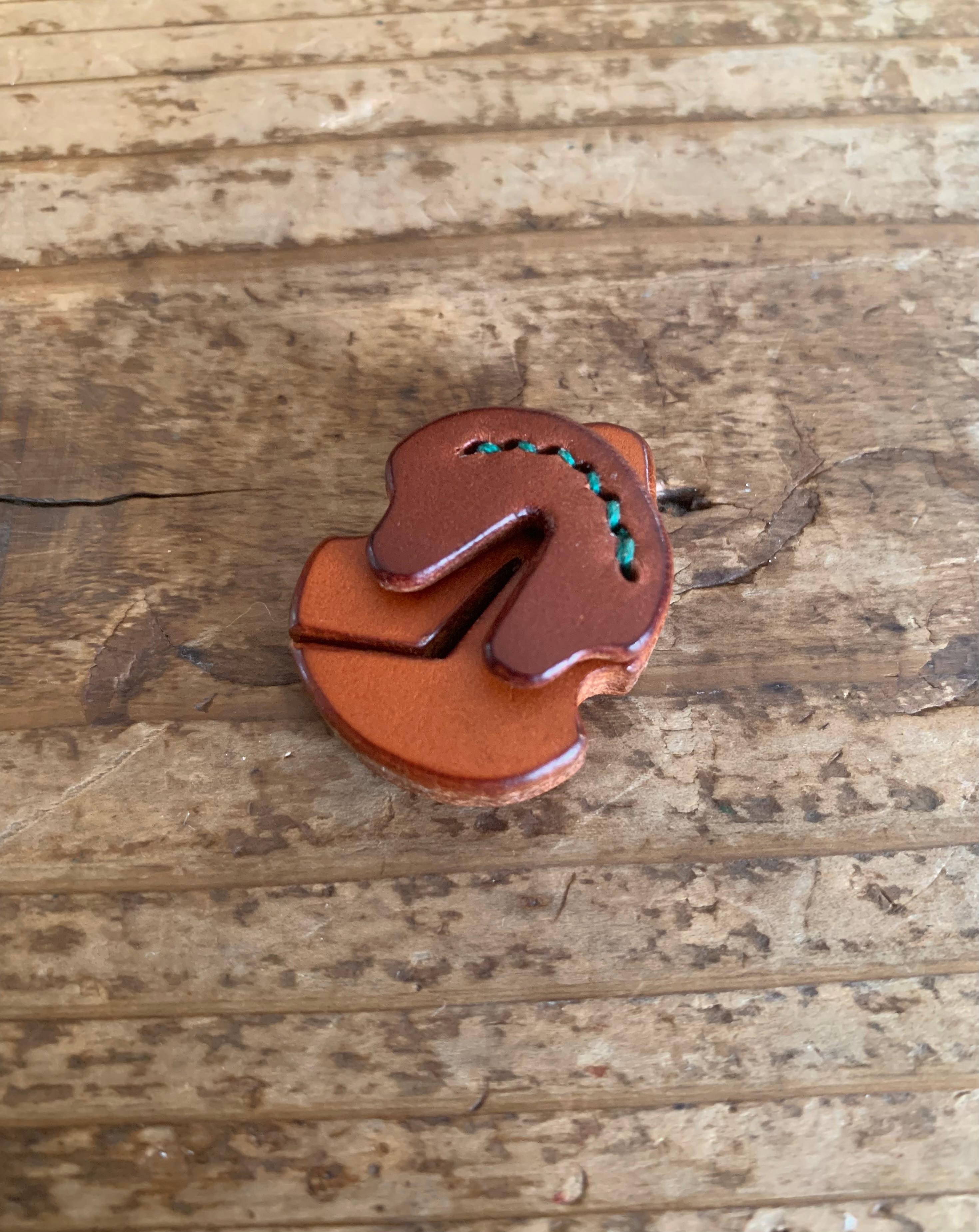 手縫いで創ったチェロ用 革製ミュート『M for Violoncello - TP.63 Topolino564』1枚目の画像